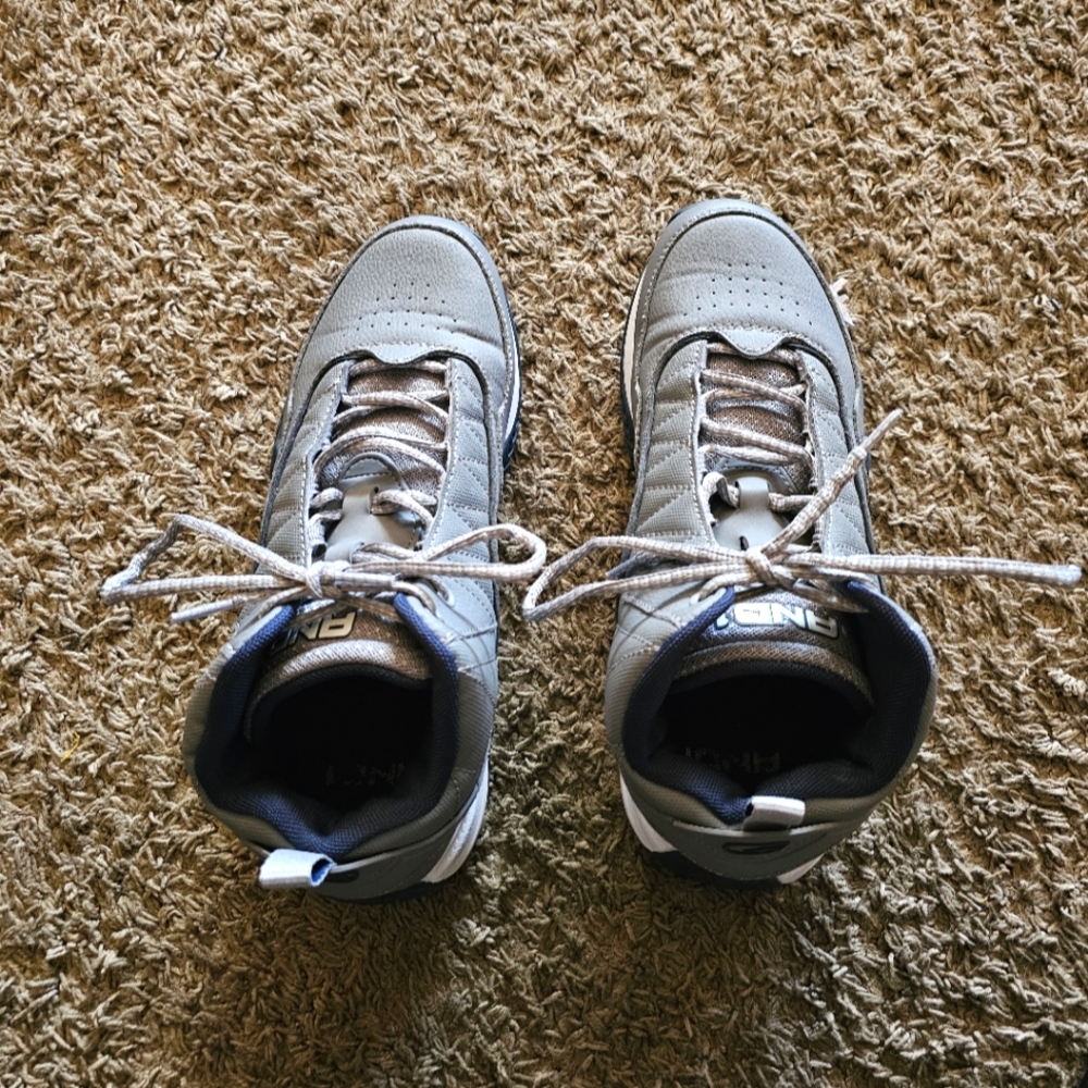 Mens shoes size 9 in a half